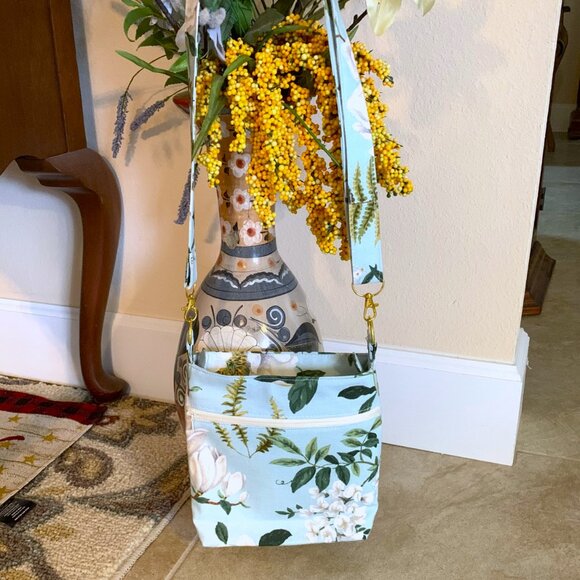 Handmade Cotton Crossbody Bag with Lining and Zippered Closure - Picture 8 of 10